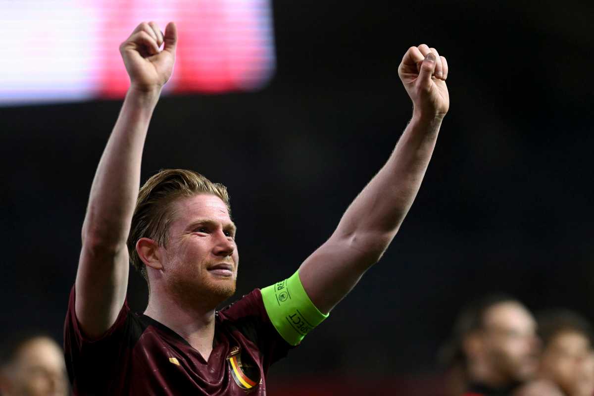 Kevin De Bruyne con la fascia da capitano del Manchester City