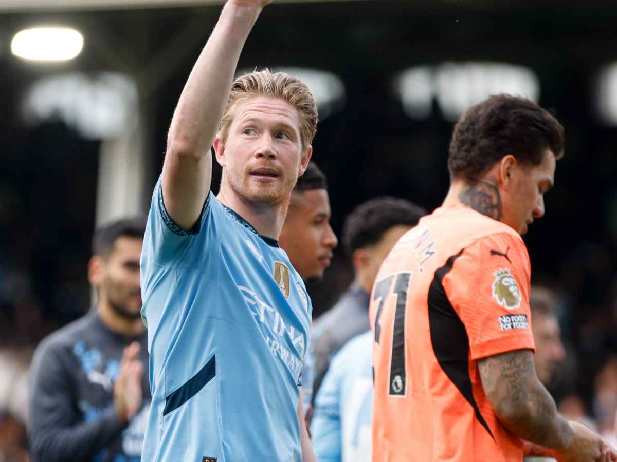 Kevin De Bruyne saluta i tifosi del Man City