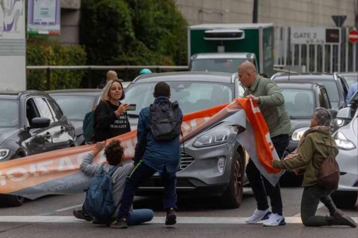 Attivisti bloccano le auto