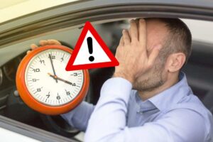 Automobilista bloccato nel traffico