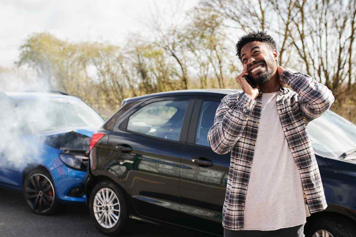 Automobilista contatta assicurazione dopo incidente