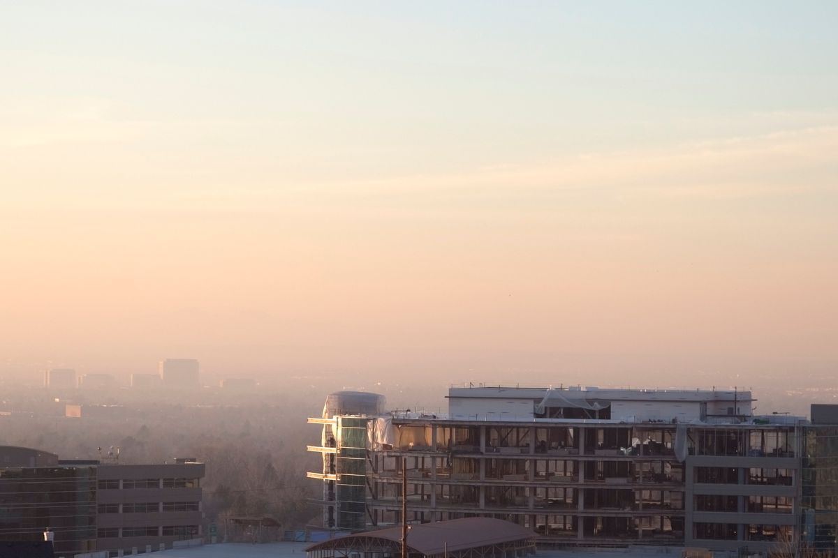 Cielo rosso sulla città