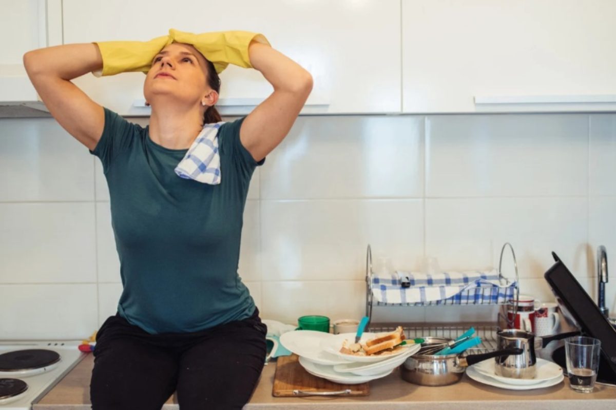 Donna che non vuole pulire