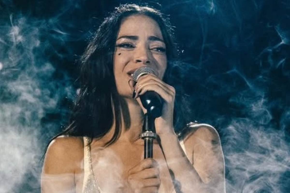 Elodie canta