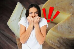Forma di formaggio in tavola