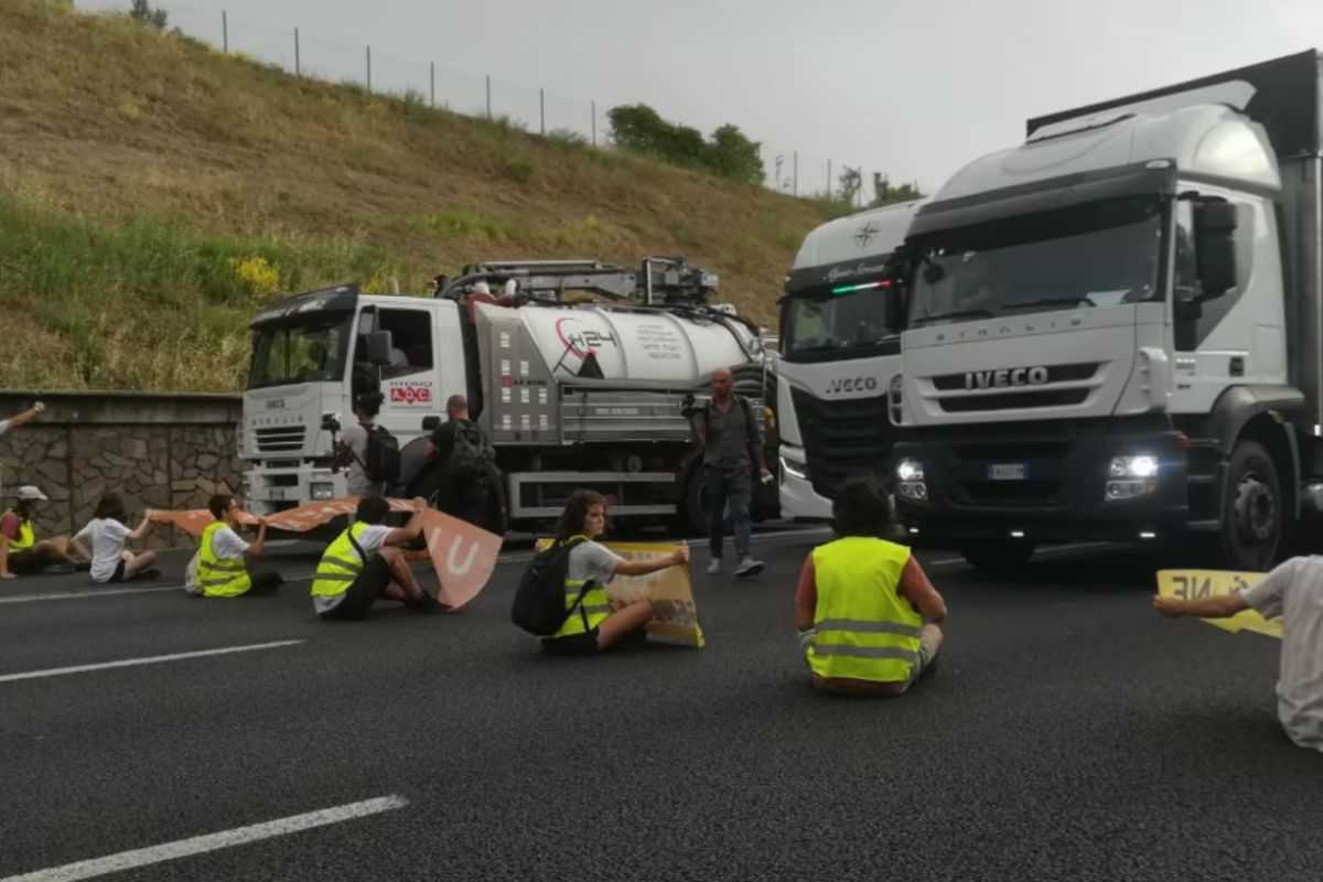 Gli attivisti bloccano la strada