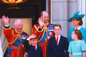 La Famiglia Reale saluta i sudditi