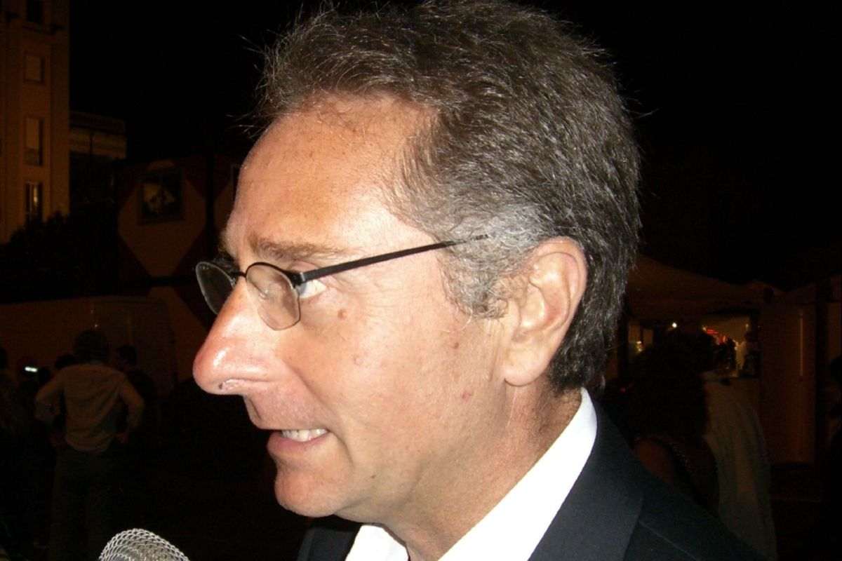 Paolo Bonolis intervistato durante un evento