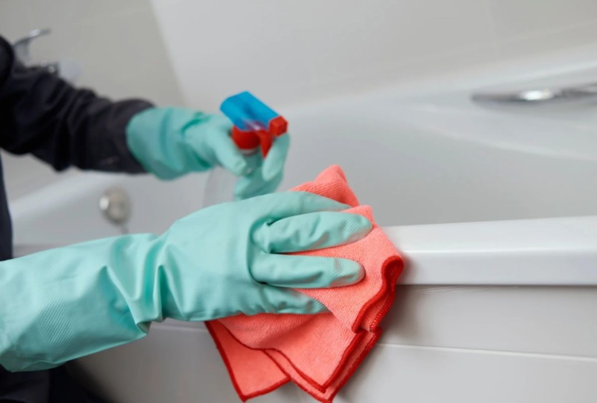 Persona pulisce il bagno