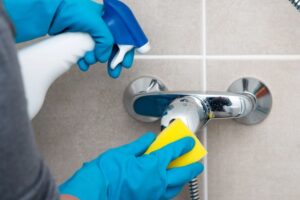 Pulire il bagno