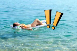 Ragazza su lettino gonfiabile