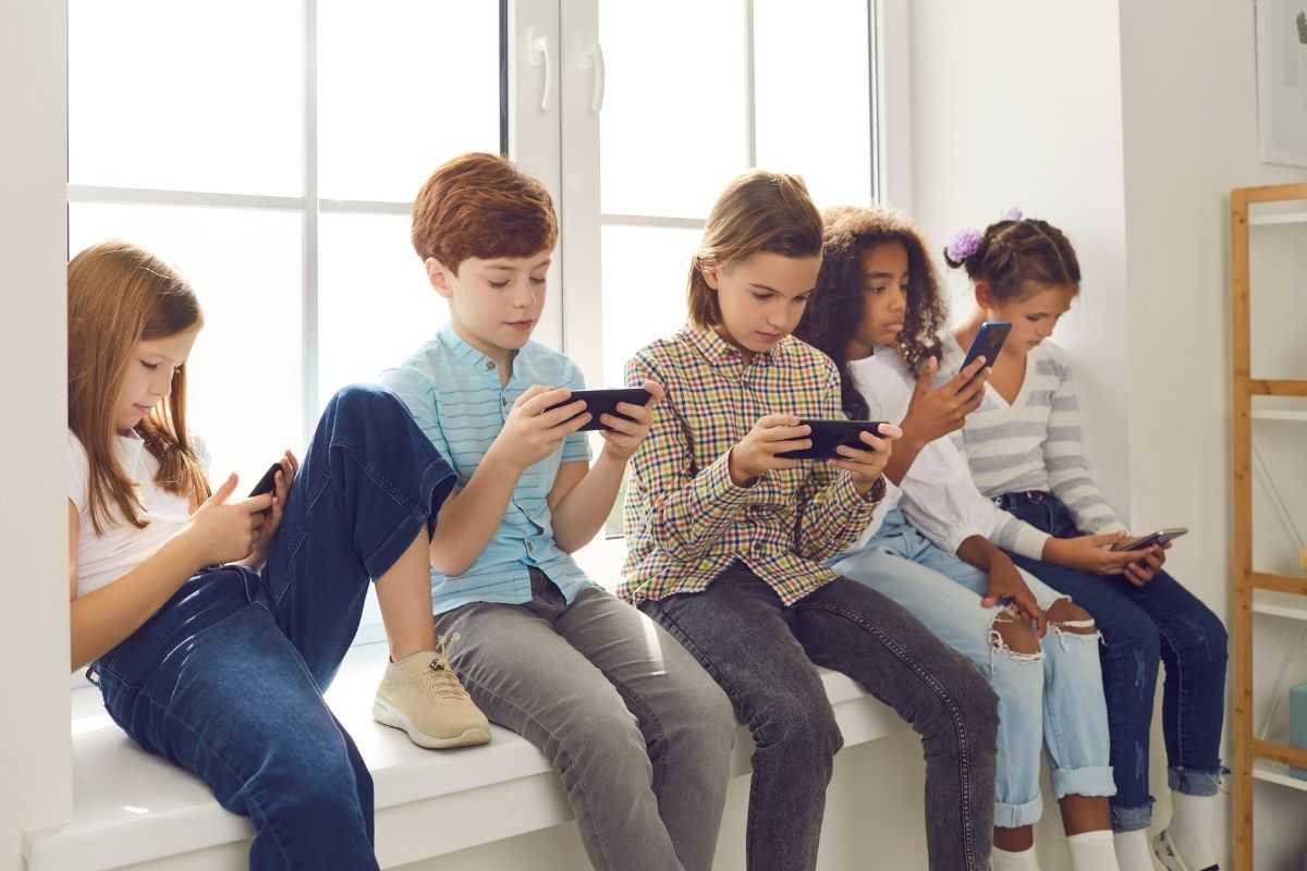 Ragazzi dipendenti dallo smartphone