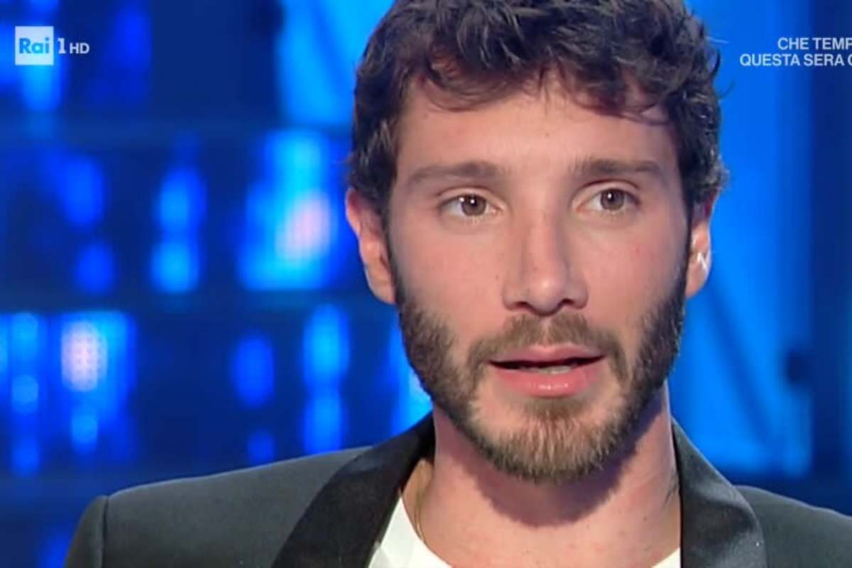 Stefano de Martino con due donne
