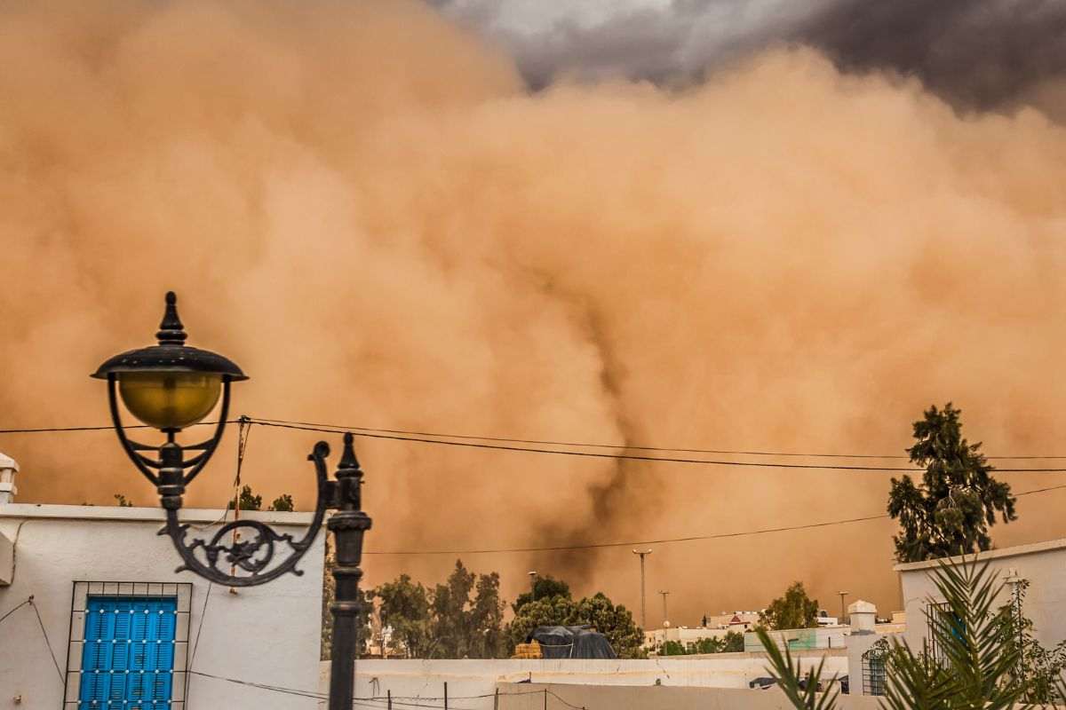 Tempesta di sabbia travolge centro urbano