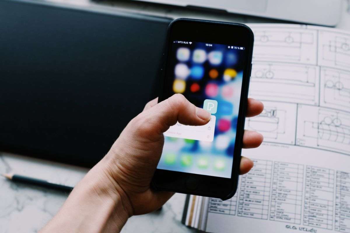 persona che usa lo smartphone