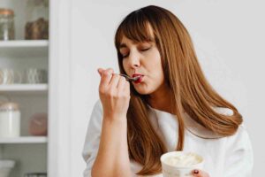 ragazza mangia il gelato