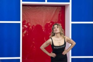 barbara d'urso di fronte alla porta rossa