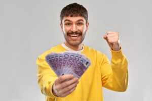 uomo con banconote da 500 euro in mano