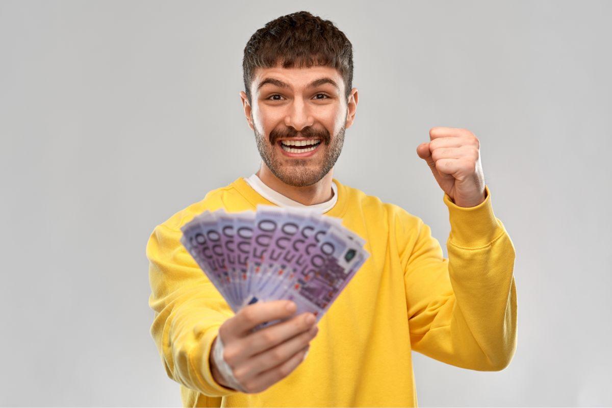 uomo con banconote da 500 euro in mano