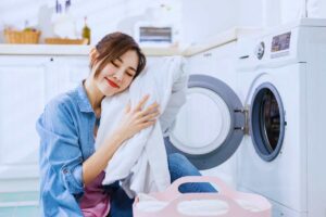 ragazza sente il bucato morbido