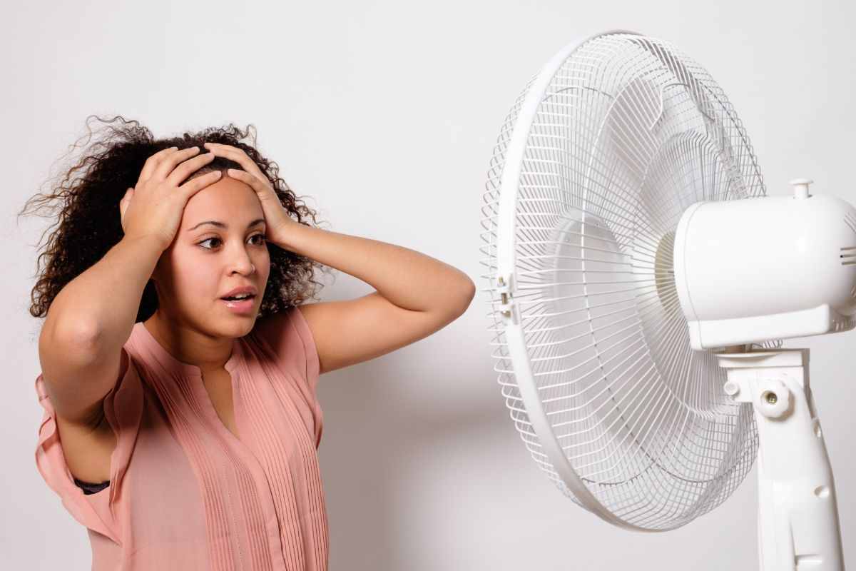 ragazza davanti al ventilatore