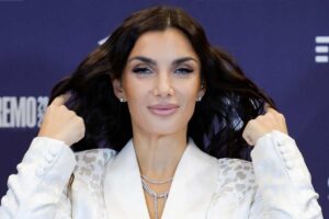 elettra lamborghini si sistema i capelli