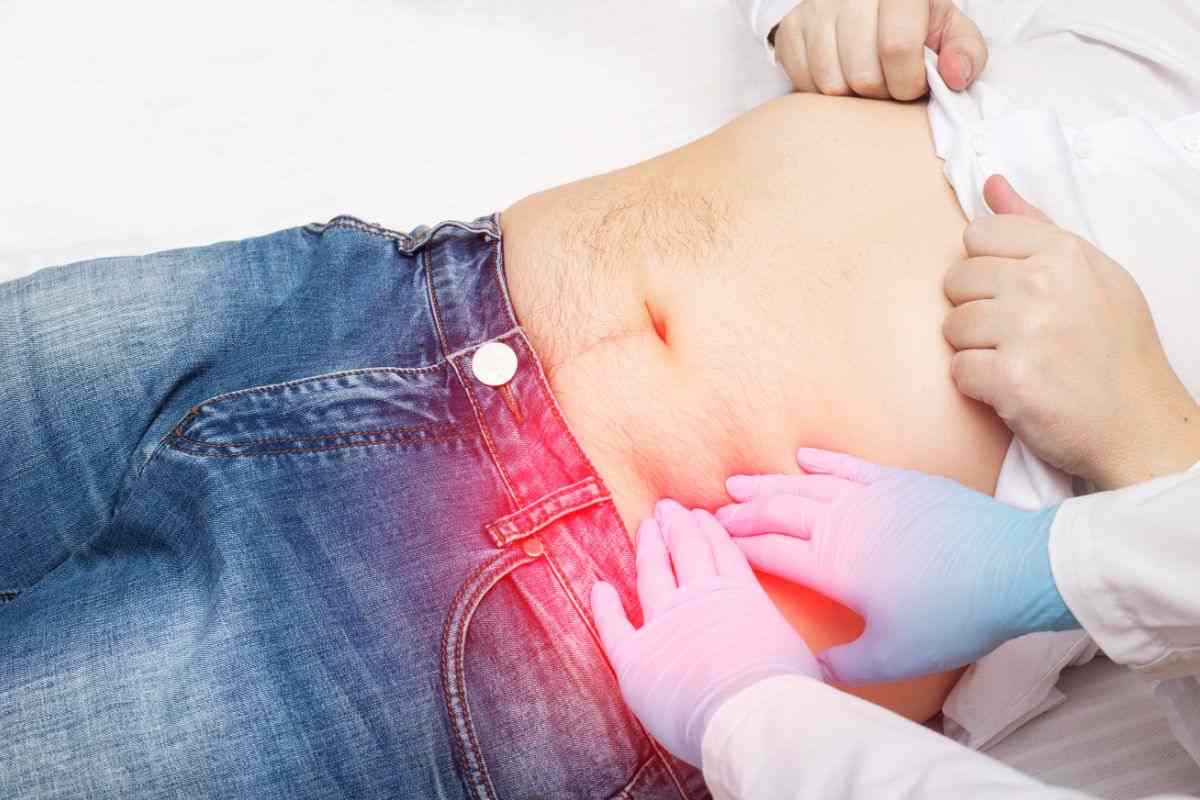 medico che visita un paziente