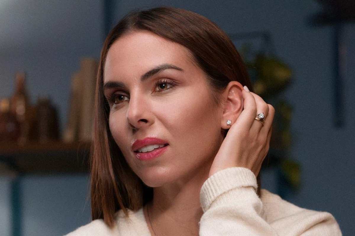 micol olivieri si sposta i capelli dietro l'orecchio