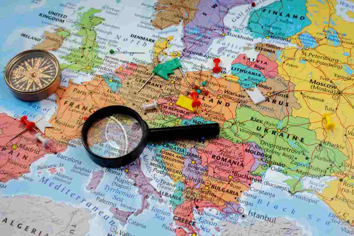 mappa del mondo con bussola e lente di ingrandimento