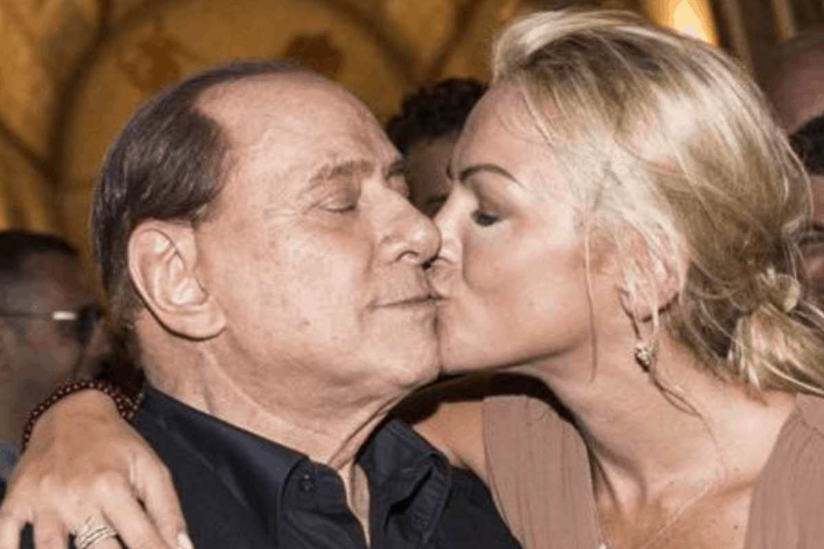 pascale berlusconi mentre si baciano