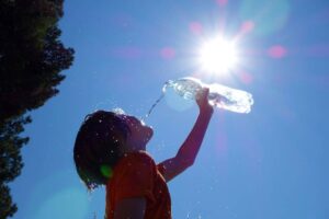 persona si bagna con acqua estate sole