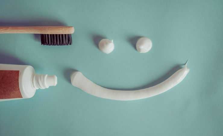 faccina fatta con dentifricio e uno spazzolino