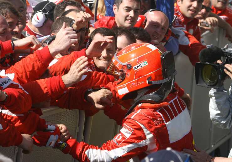 pilota in mezzo alla folla