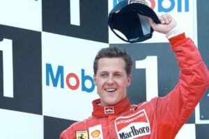 schumacher alza il cappello per salutare