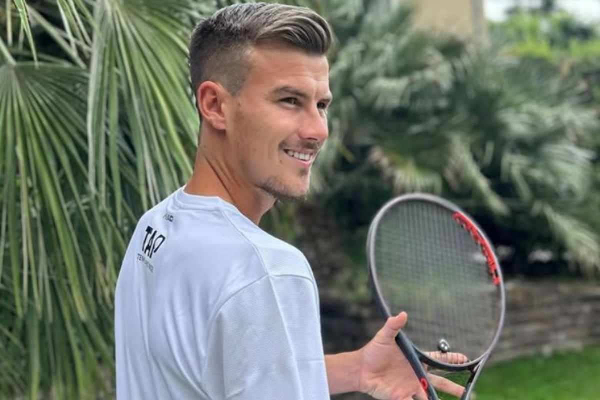 tobias tappeiner con una racchetta in mano