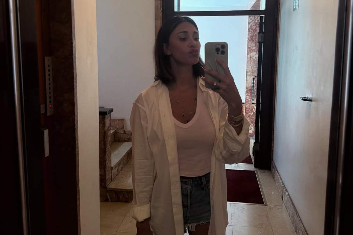 Belen selfie allo specchio