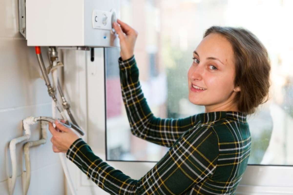Donna alle prese con la caldaia