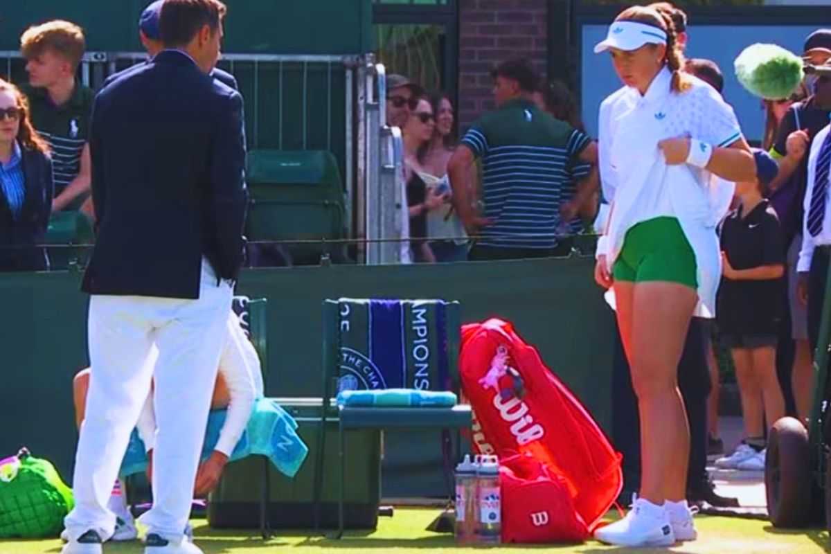 Il giudice esamina i pantaloncini della tennista