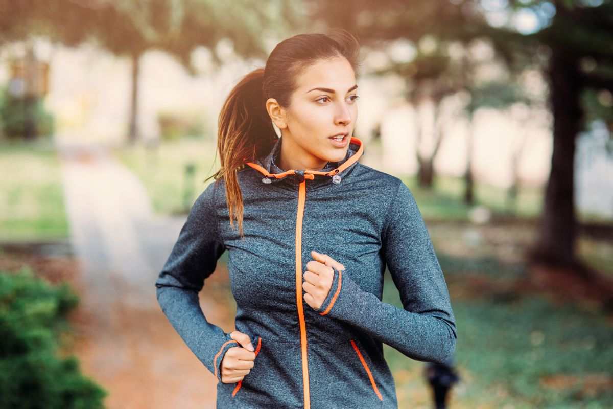 Ragazza fa jogging all'aria aperta