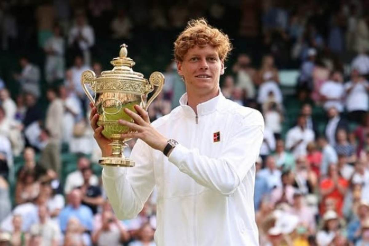Sinner con il trofeo