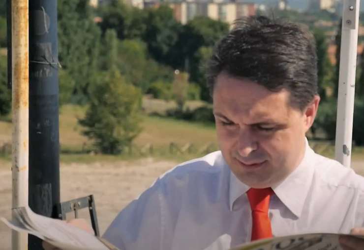 andrea dipre legge il giornale