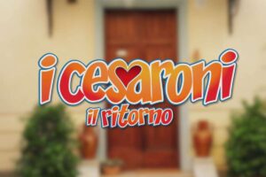logo cesaroni e una porta dietro