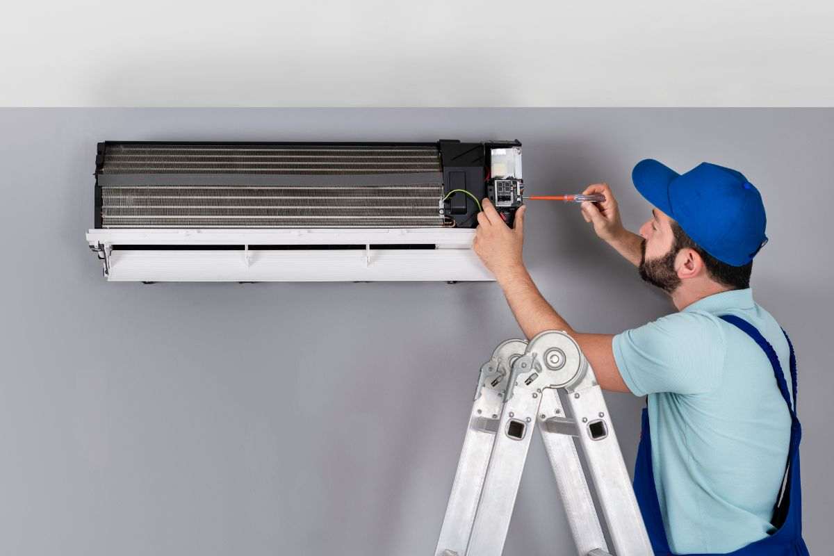 tecnico che controlla un condizionatore