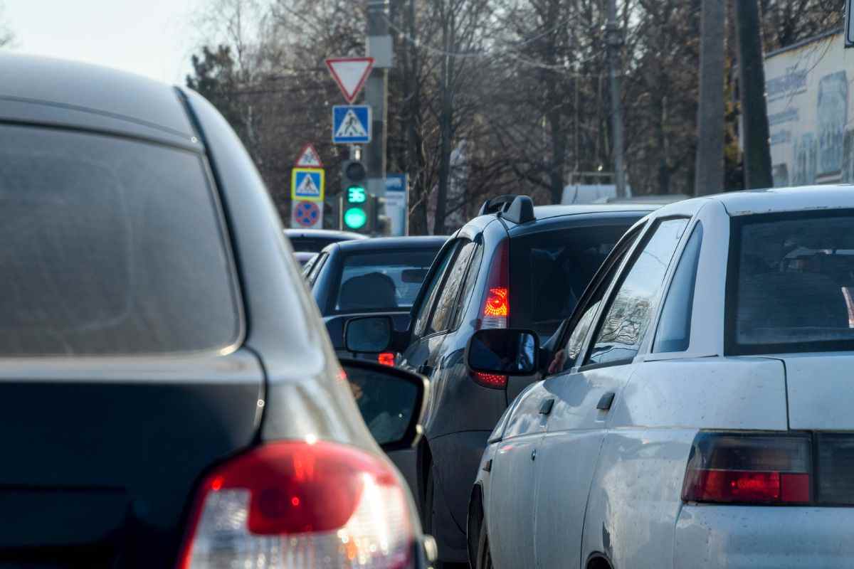 fila di automobili
