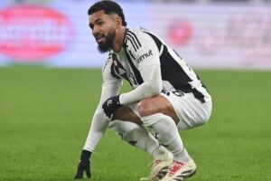 douglas luiz accovacciato a terra
