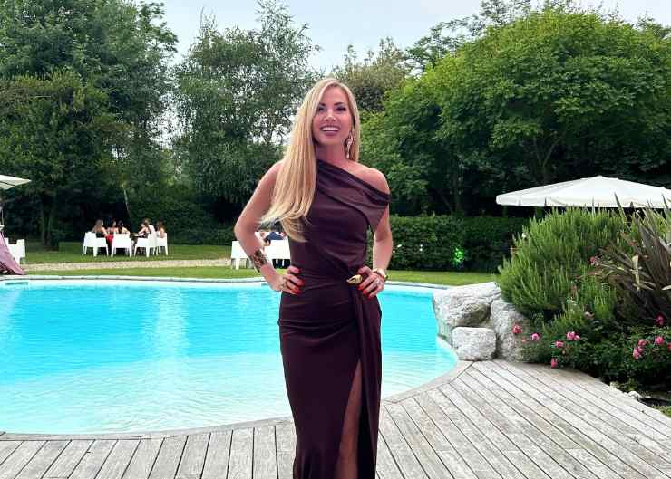 federica panicucci sorride in posa