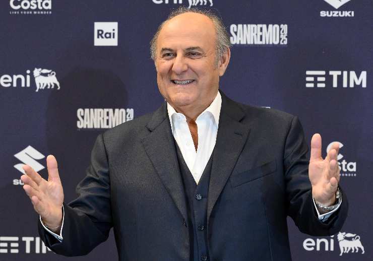gerry scotti a braccia aperte