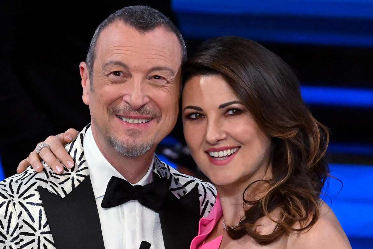 giovanna sorridente abbraccia a amadeus