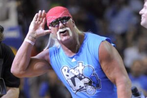 hulk hogan mostra l'orecchio