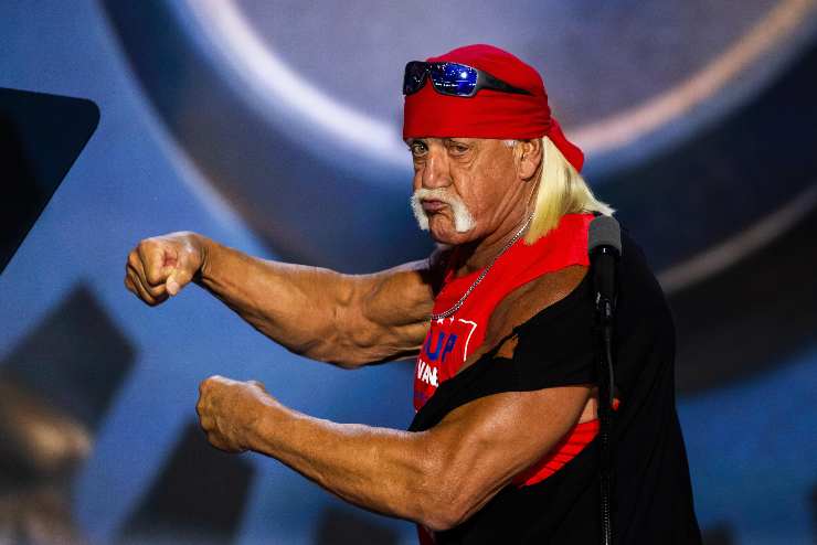 hulk hogan mostra i muscoli